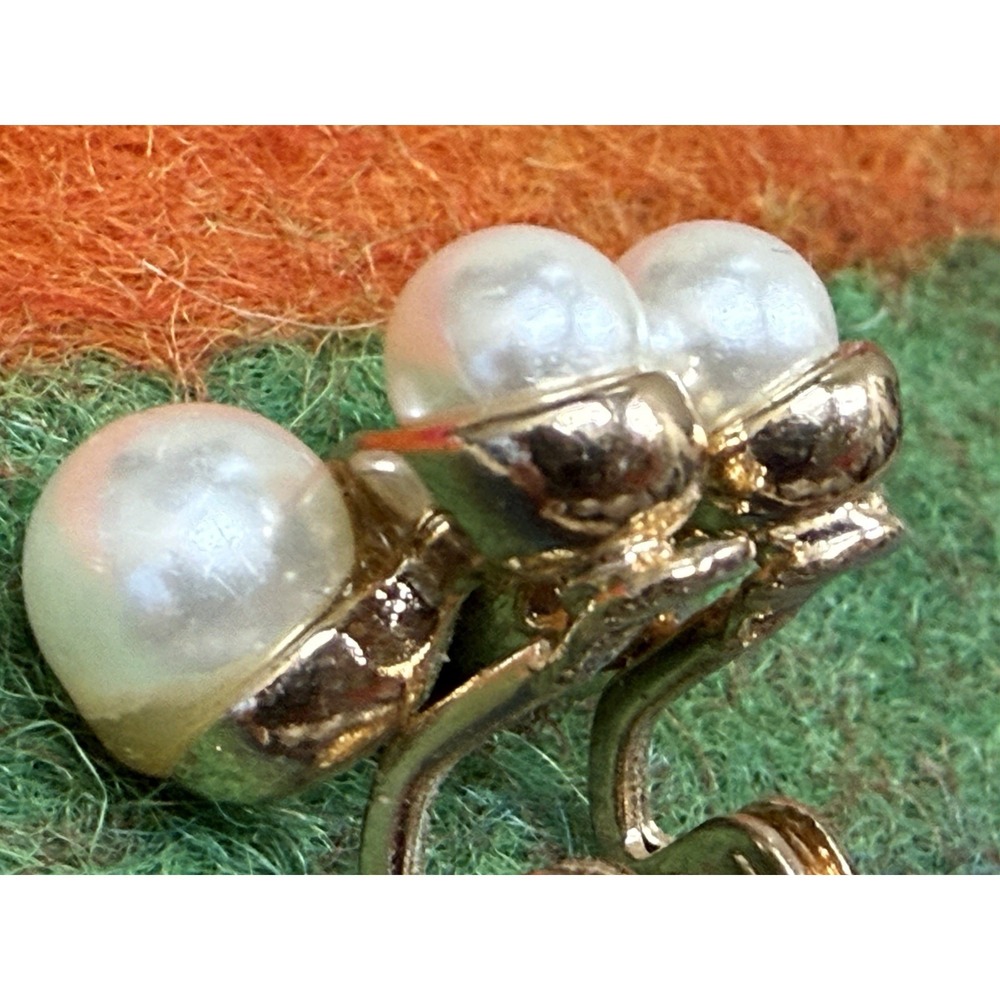 VTG Faux Pearl Clip On Earrings Gold Tone Swirl Mid Century MCM Costume Bridal - Picture 5 of 8